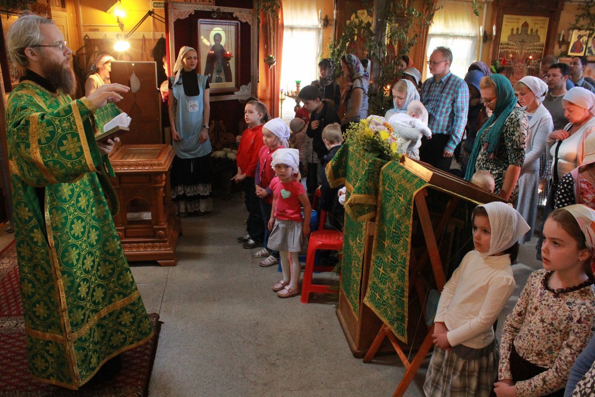 9 час богослужения. В Моздоке прошла праздничная детская литургия 9 января 2019.