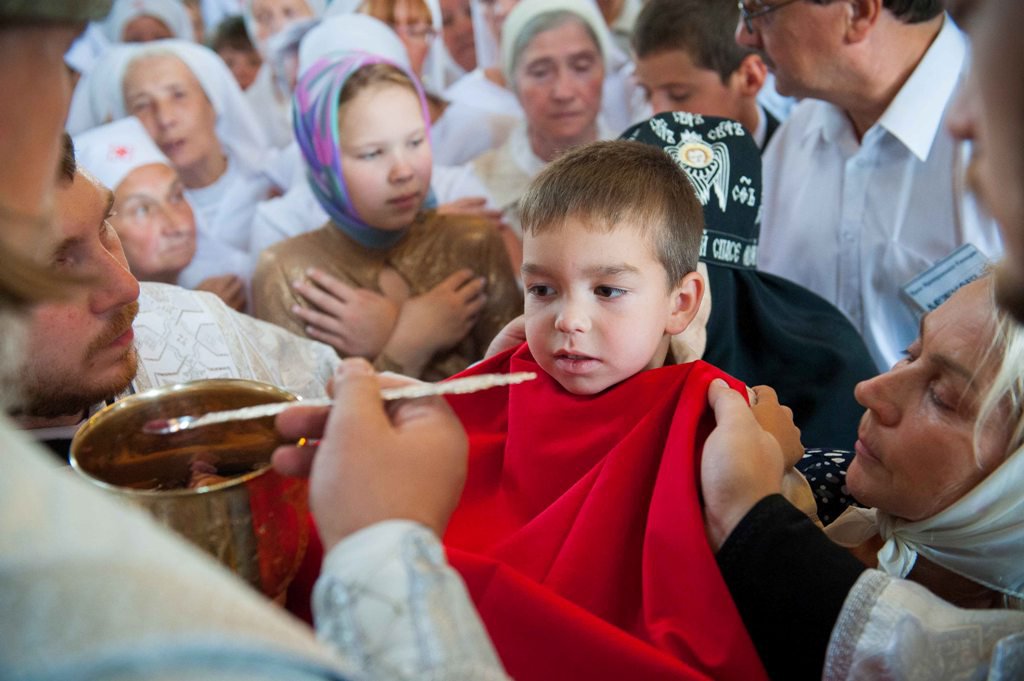 Причастие после службы. Евхаристия Причастие в храме. Таинство церкви причащение. Дети в храме. Причащение детей в храме.