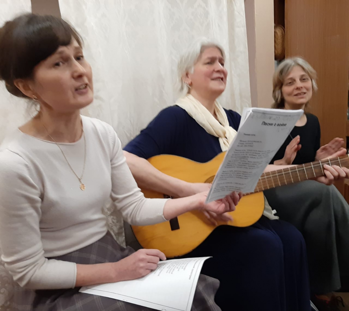 Дуэт Акапелла Светы Чалой и Алены Лосевой "Я к вам травою прорасту!"