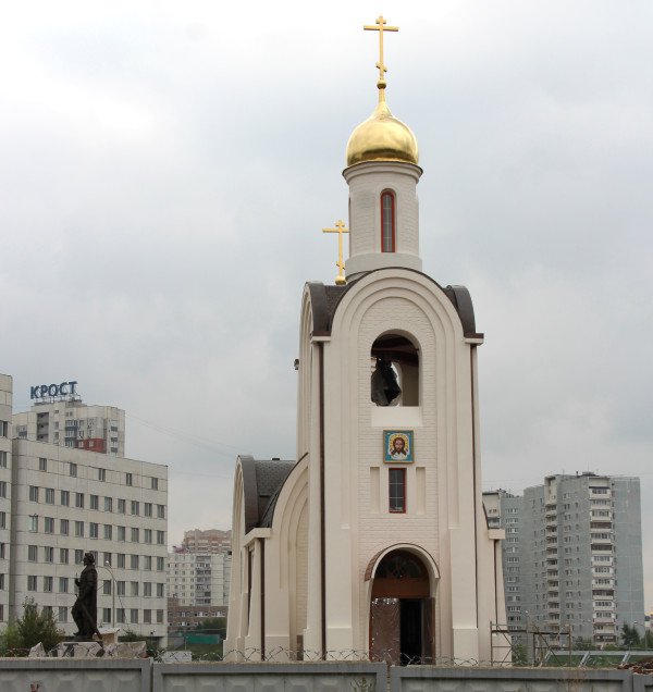 Церковь димитрия донского при базе омона. Храм строгино донской. Часовня святого благоверного князя димитрия донского, москва. Церковь строгино великомучеников. Храм дмитрия донского.