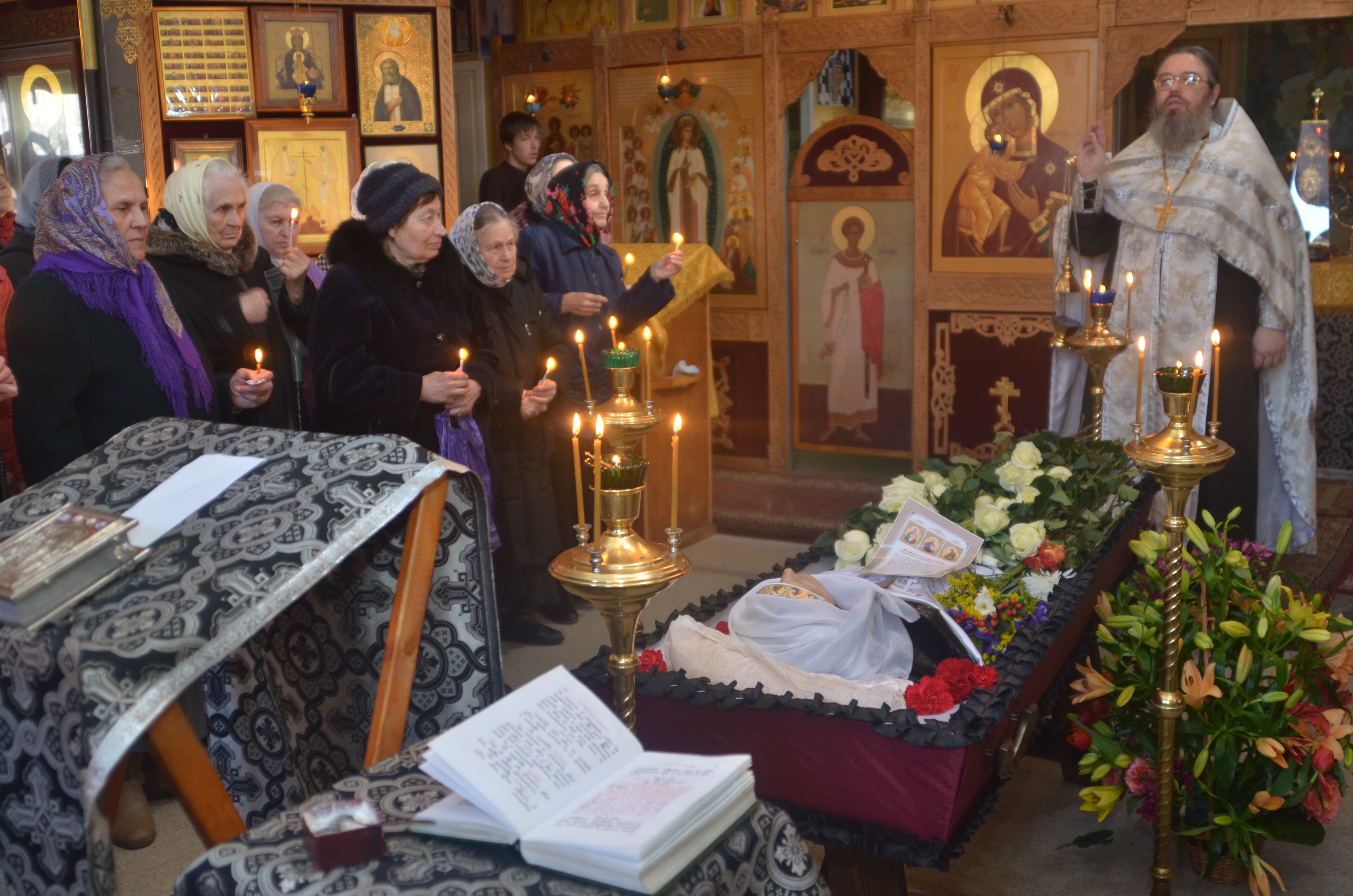 Что означает поминки. Отпевание в православном храме. Отпевание усопшего в церкви. Отпевание покойника в церкви.