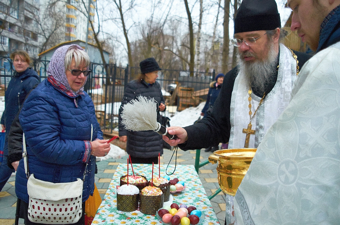 Можно ли освящать воду. Апрелевская Церковь освящение куличей. Освящение куличей в храме Виктора воина. Освещение кул чей Леонтьевская Церковь. Освещение куличей в храме.