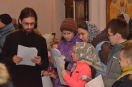 Дьякон Алексей Кириллин помогает детям распределить последовательность текстов молитв